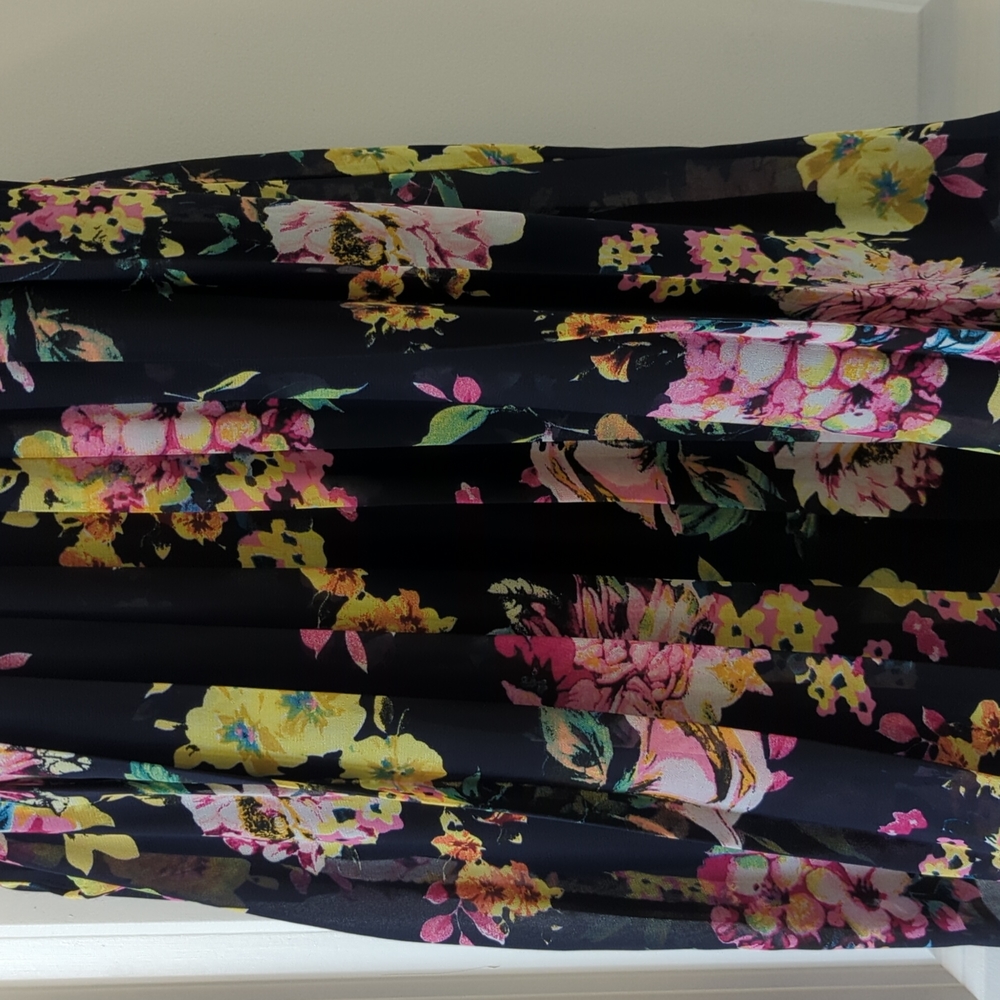 Doe & Rae Floral Tank - Picture 2 of 10